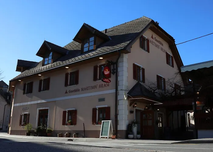 לינה וארוחת בוקר Martinov Hram בובק